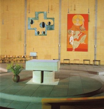 Kirche mit Altar und Kreuz