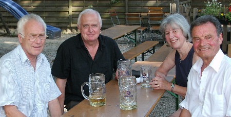 Werner Deiglmayr, Michael Schreindorfer, Ingrid Rautenberg und Ulrich Kobler (von links nach rechts) tauschen sich angeregt über das <br/>notwendige gesellschaftliche und kirchliche Engagement der „junge