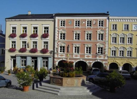 Marktplatz mit Blick auf BBH und Pfarrhof