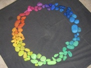 Steinkreis in Regenbogenfarben