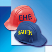 Zwei Bauhelme mit Aufschriften Ehe und bauen