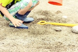 Ein Kind spielt im Sandkasten