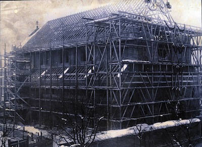 Kirchenbau-mit-Geruest-400px