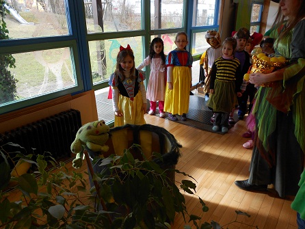 Goldene Kugel im Brunnen