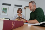 Angelika Sterr und Kilian Knörzer beim Erarbeiten des Bibeltextes
