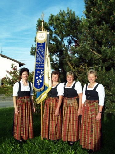 Fahnenabordnung Katholischer Frauenverein Freutsmoos - Bild Christa Waldherr