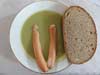 Erbsensuppe mir Wiener und Brot
