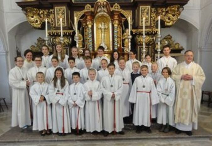 Ministranten nach der Geschenkübergabe