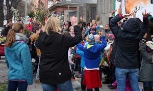 Kinder und Familien mit Palmbuschen