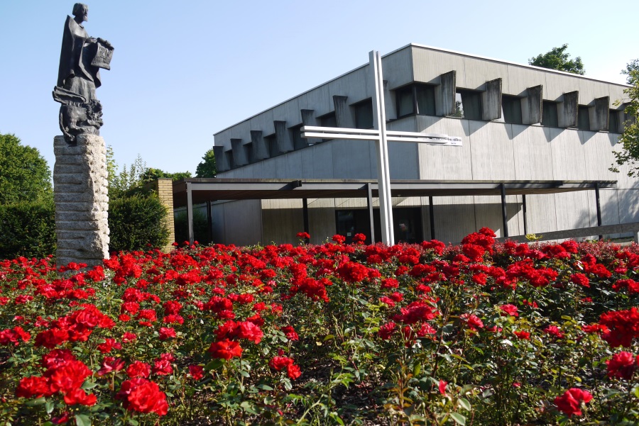Kirche mit Rosen und Markus-Säule