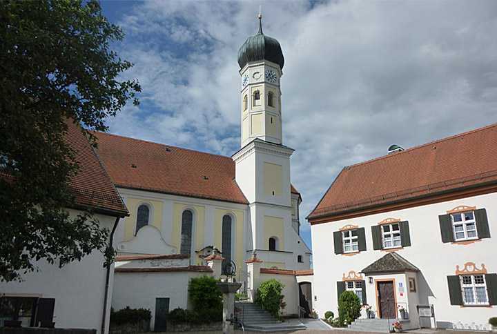 Brunnenplatz vor der Pfarrkirche St. Ägidius