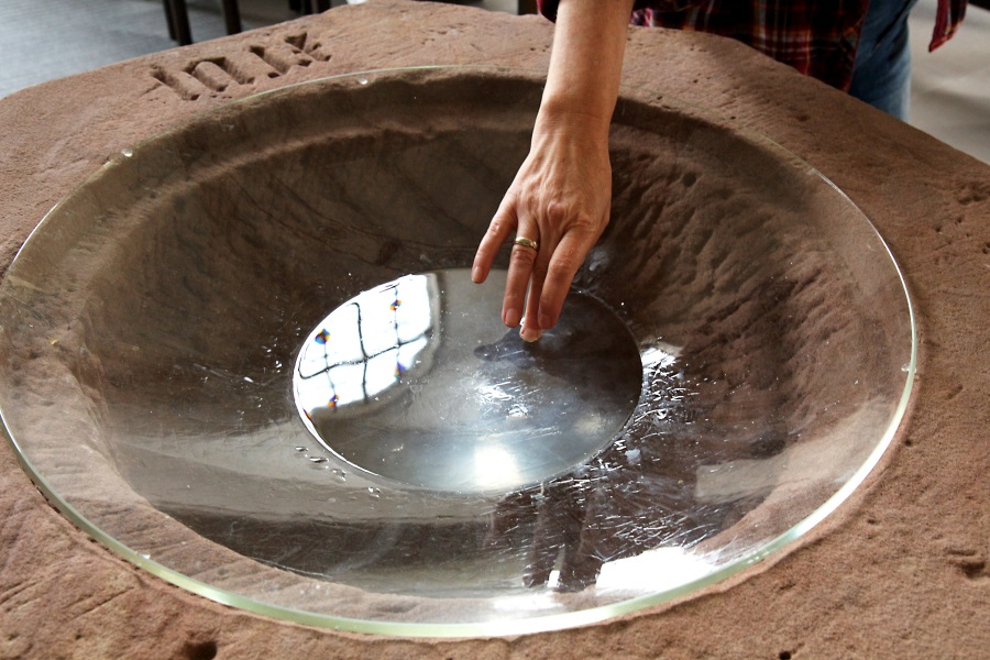 Weihwasserbecken 
Bild: Peter Weidemann
In: Pfarrbriefservice.de