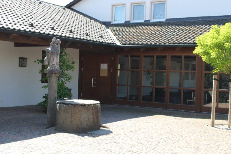 Eingang Pfarrzentrum St. Pius X. im Innenhof