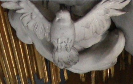 Ausschnitt aus den Figuren über dem Hochalter, Hl. Geist in Gestalt der Taube