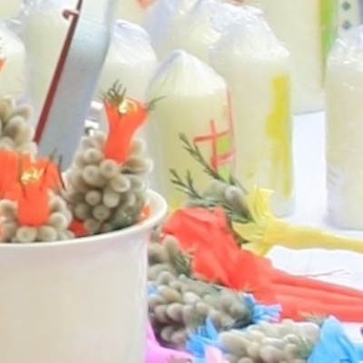 Palmsträuße und Osterkerzen für den Verkauf