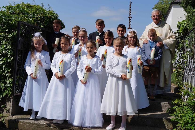 12 Kinder feierten in der Pfarrkirche Weildorf ihre Erstkommunion mit Pfarrer Horst Kreß
