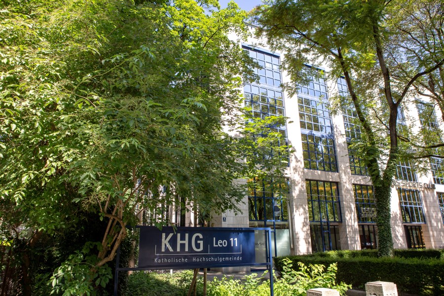 Gebäude von außen durch die Bäume