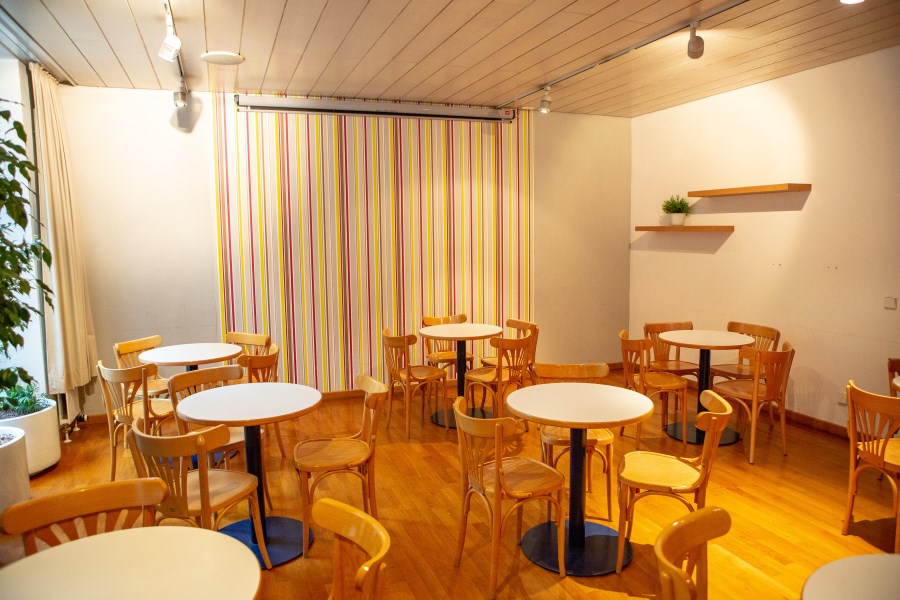 Stühle und Tische im Café