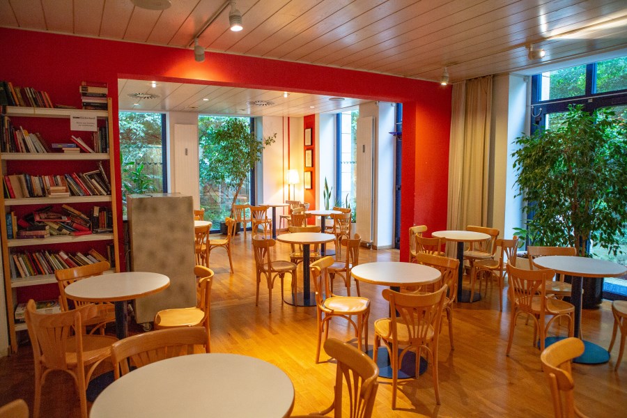 Stühle und Tische im Café