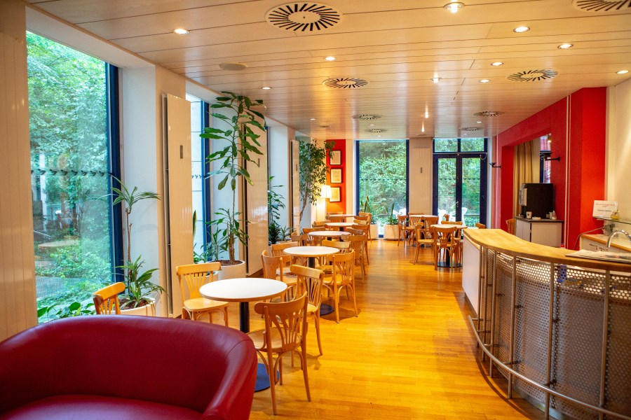 Das Innere des Cafés mit Bar