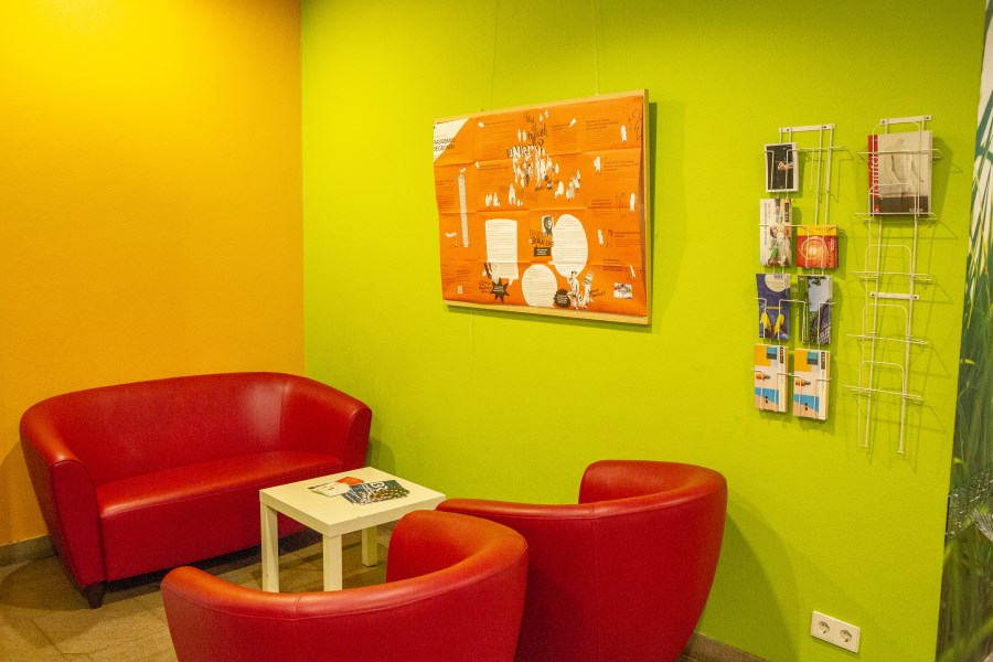 Rote Sitzecke im Foyer