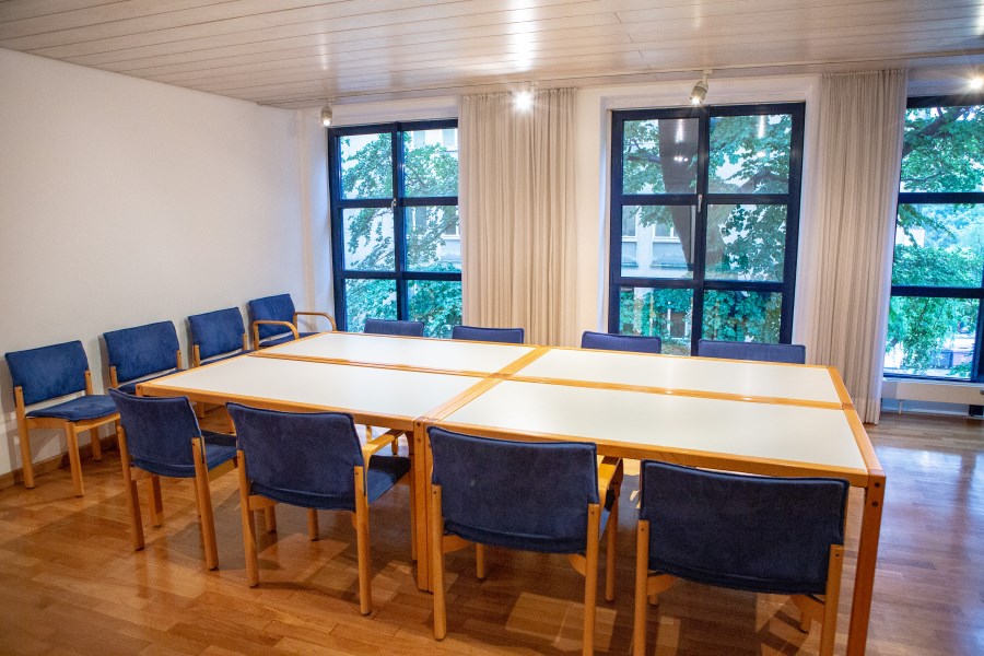 Gruppenraum mit Tisch und Stühlen