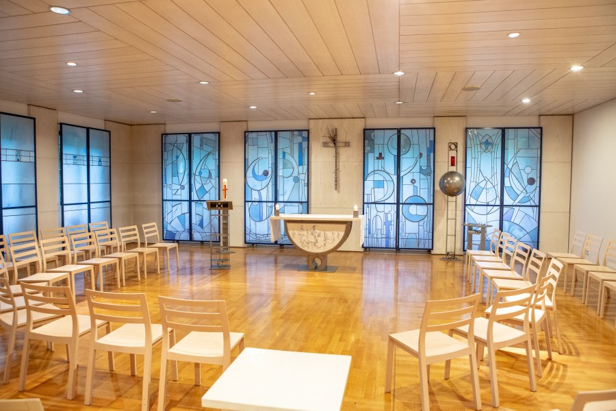 Kapelle mit Stuhlreihen