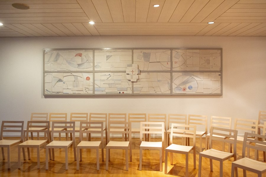 Kapelle mit Stuhlreihen