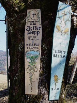 Bretter mit Namen an Baum