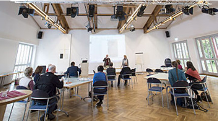 Saal mit Seminarteilnehmern