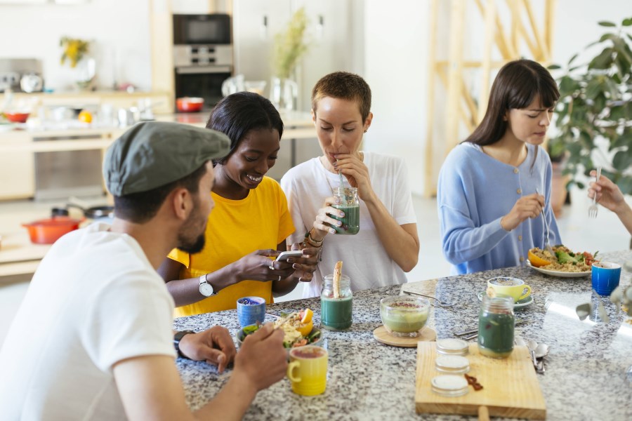 junge Erwachsene essen zusammen