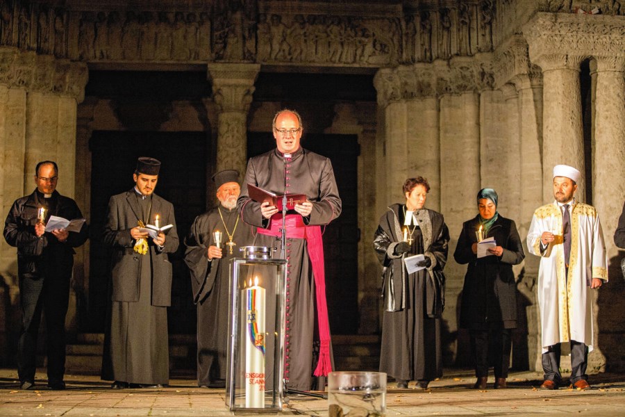 Bischof betet mit Vertretern verschiedener Konfessionen 2019