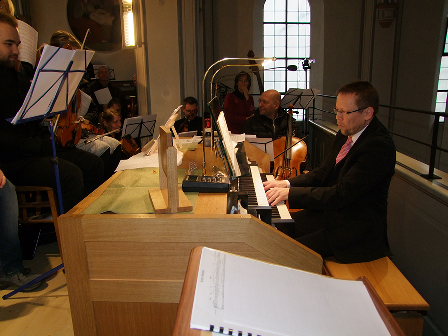 Der Leiter der Kirchenmusik Gerhard Franke an der Orgel