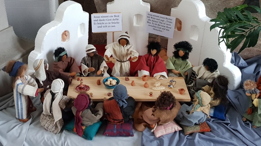 Jesus nimmt einen Becher mit Wein und sagt: „Trinkt alle daraus! Das ist mein Blut. Es ist das neue Band zwischen Gott und den Menschen.“