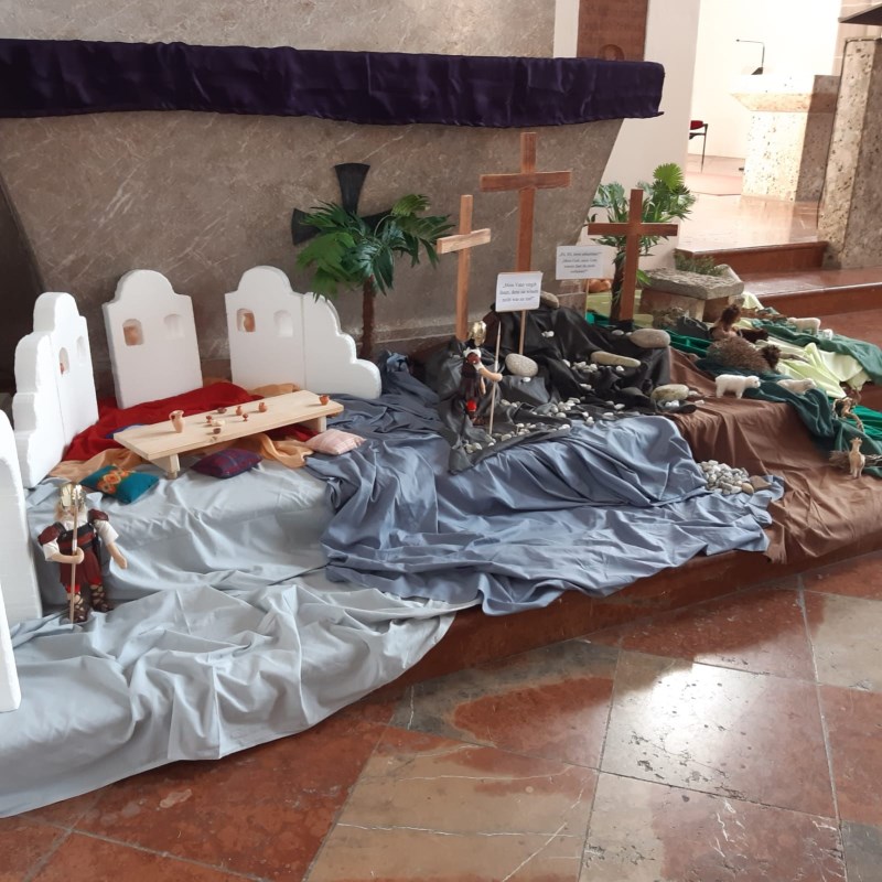 Vor der Stadt Jerusalem auf dem Hügel Golgota soll Jesus am Kreuz sterben.