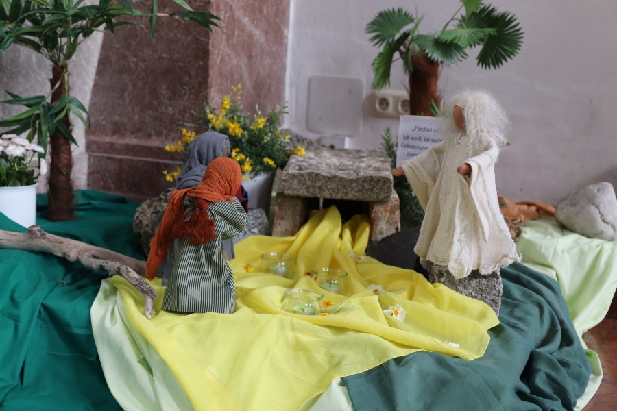 „Füchtet euch nicht! Ich weiß, ihr sucht Jesus, den Gekreuzigten. Er ist nicht heir; denn er ist auferstanden, wie er gesagt hat.“