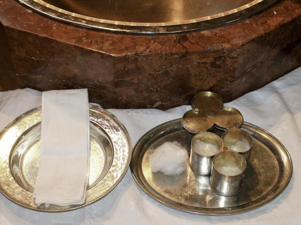 Anschnitt Taufbecken mit Tuch und Ölen