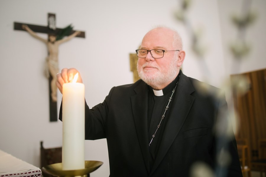 Kardinal Marx zündet eine Kerze an