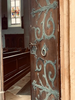 Offene Kirchentür zur Kirche St. Andreas, Engelsberg.