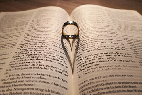 Bild Bibel und Ring