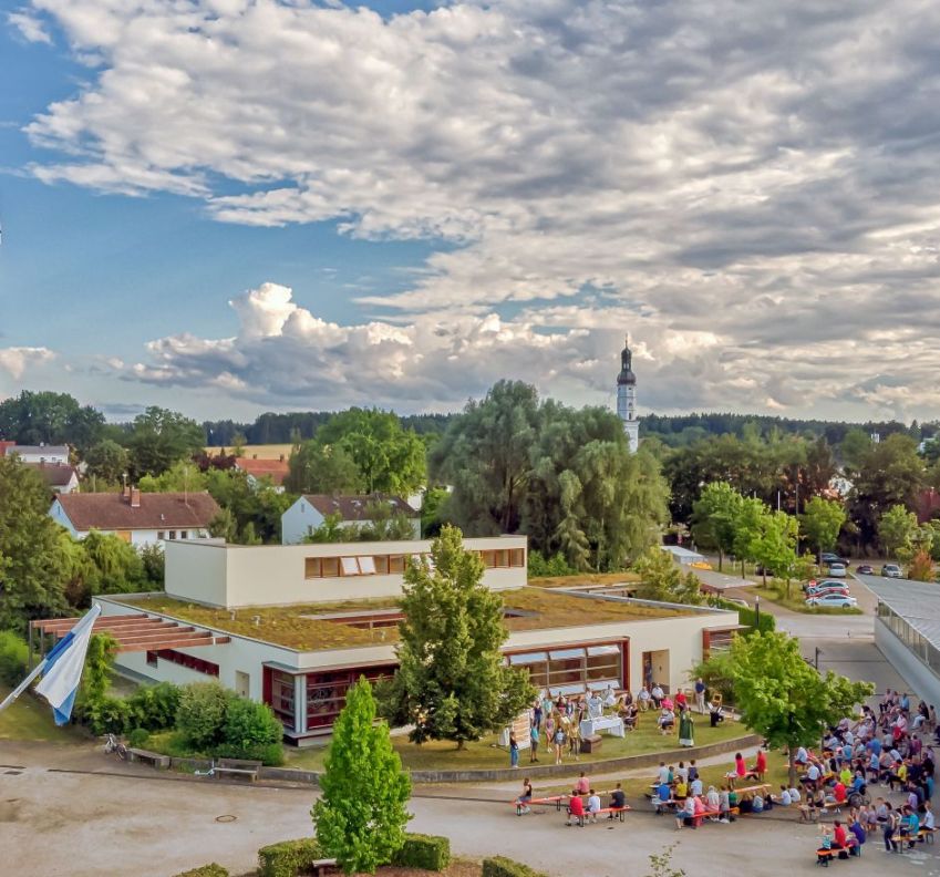 Drohnenaufnahme vom Gottesdienst