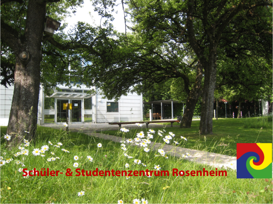 Blick auf das Schüler- & Studentenzentrum durch den Garten