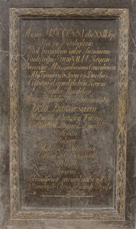 Gedenktafel, grauer Stein (Tegernseer Marmor?) mit vergoldeter Rahmung und Inschrift