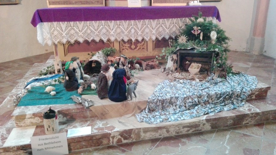 Krippe vor Altar
