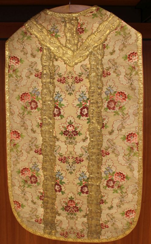 Seidengewebe mit Gold- und Silberfäden, Blüten in farbiger Seidenstickerei, gewebte Goldborten; um 1770