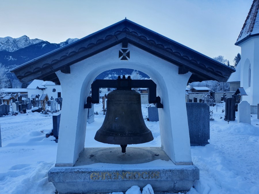 Ehrenglocke im Friedhof Wallgau
