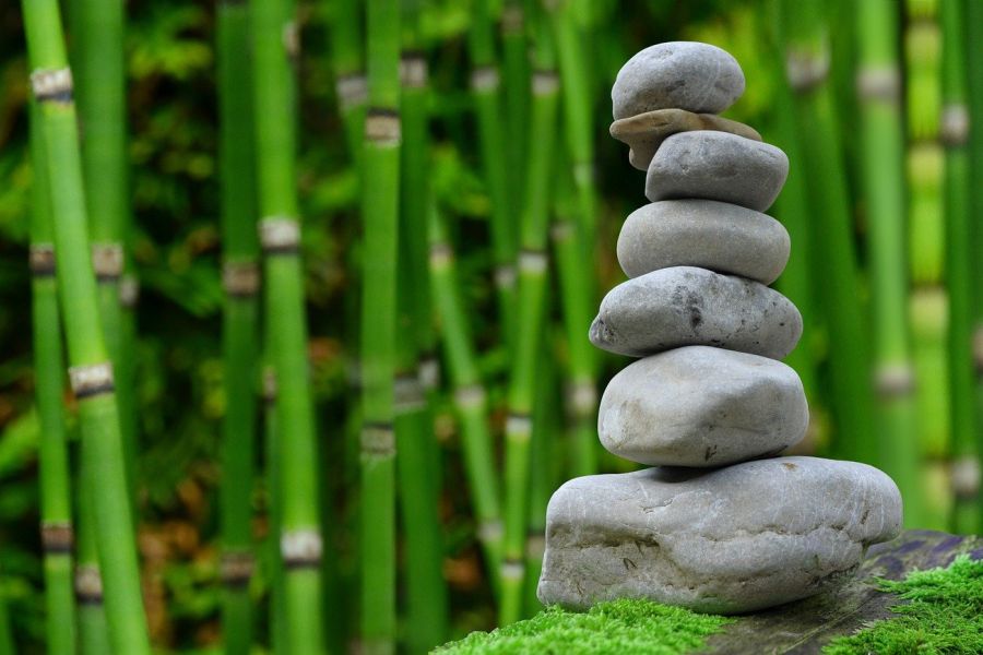 Steinstapel vor Bambus