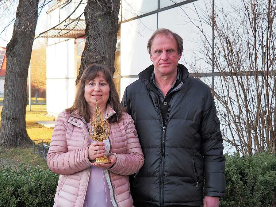 Manuela und Josef Bayer mit der Reliquie