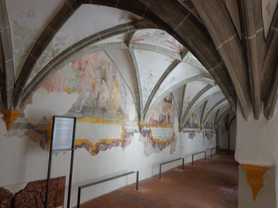 Innenansicht des Kreuzgangs Beyharting