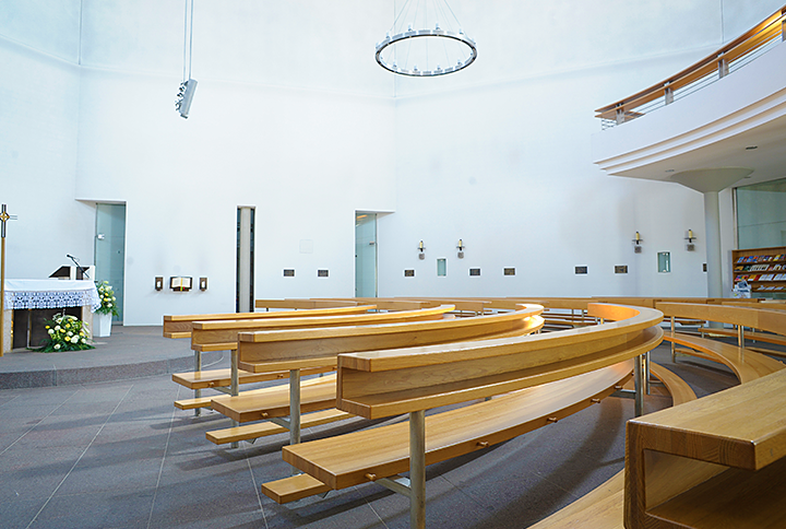 Innenraum Kirche mit leeren Bänken